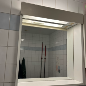 Badrumsspegel badrumsskåp med belysning
