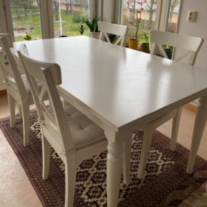 Köksbord med 4 stolar