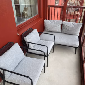 Utemöbelset med gråa dynor