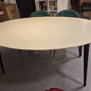 Ovalt matbord