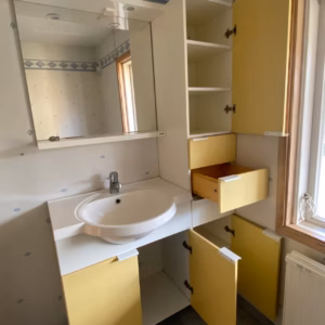 Badrumsinredning med handfat, spegel och skåp från Svedbergs