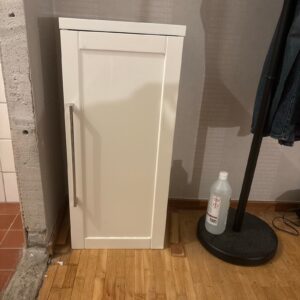 Vit väggskåp för badrum med hyllor