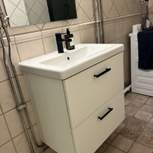 Badrumsmöbel med handfat och spegel