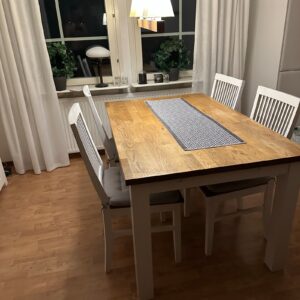Köksbord med stolar och skänk