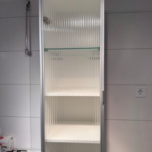 Svedbergs badrumsskåp med glasdörr och hyllor