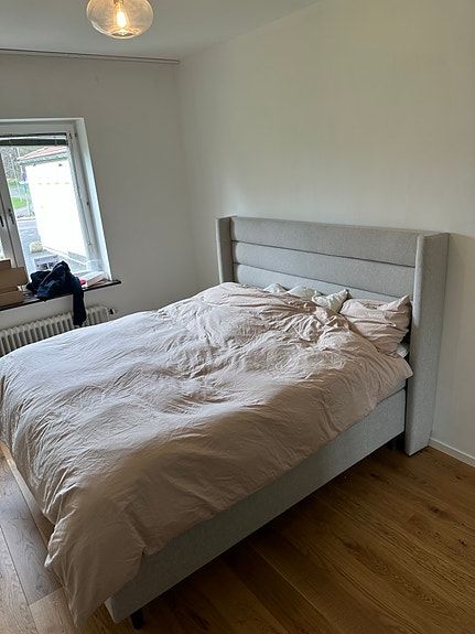 210 Säng nypris 52 000kr