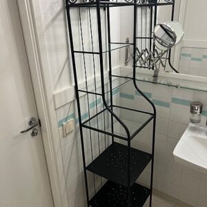 Svart metallhylla med fyra hyllplan