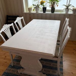 Gediget matbord med 4 matchande stolar i bra skick!