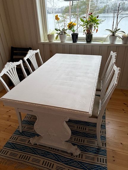Gediget matbord med 4 matchande stolar i bra skick!