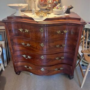 Antik byrå i mahogny med svängda lådor