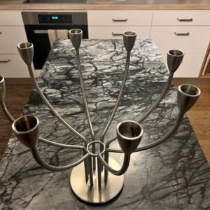 Elegant ljusstake i metall – modern design, som ny