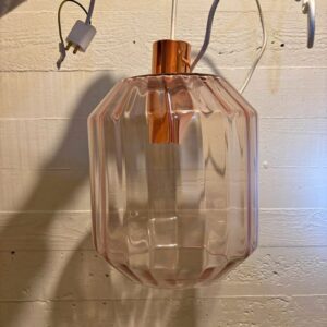 Taklampa i rosétint glas – klassisk design som ny