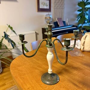 Antik ljusstake i mässing och porslin – klassisk design