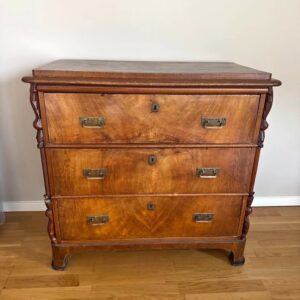 Antik mahognybyrå med svärvda detaljer