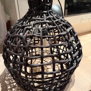 Svart vävd taklampa – moderna skuggspel