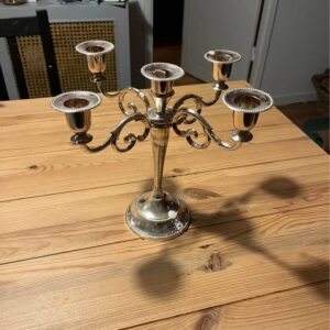 Två klassiska kandelabrar i mässing och silver – elegant skick