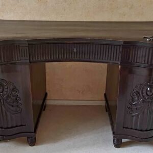 Antikt skrivbord i mörkt trä