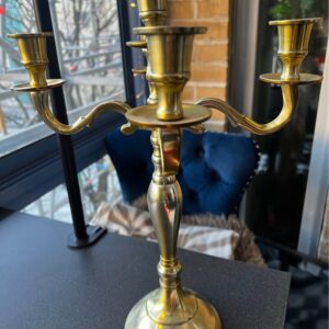 Guldfärgad ljusstake (kandelaber)