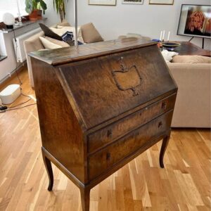 Antik sekreterär med sned klaff