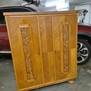 Antikt ekskåp med handsnidad dekor