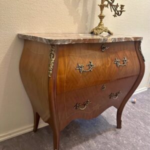 Antik byrå med marmorskiva