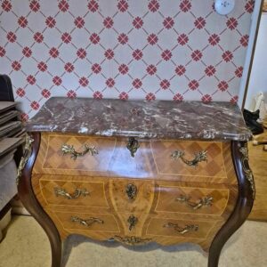 Marmortopp byrå med mässingsbeslag